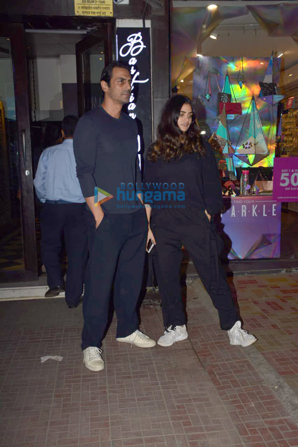 arjun rampal snapped with friends at bastian in bandra 3