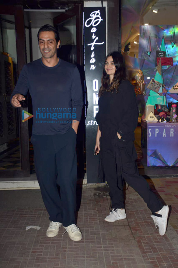 arjun rampal snapped with friends at bastian in bandra 6