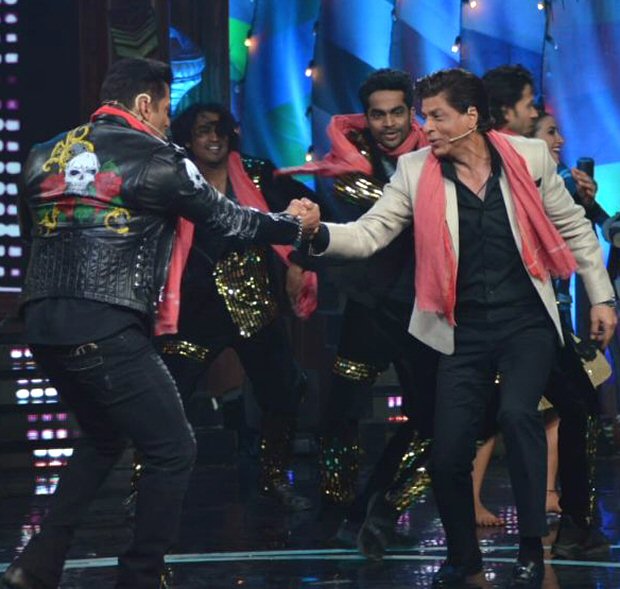 Bigg Boss 12: Salman Khan and Shah Rukh Khan's BROMANCE makes up for a dhamakedaar Weekend Ka Vaar