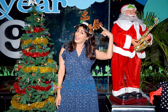 chitrangda singh snapped celebrating christmas with kids of dua foundation 3