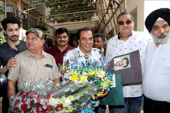 dharmendra snapped on his birthday at sunny super sound in juhu 4