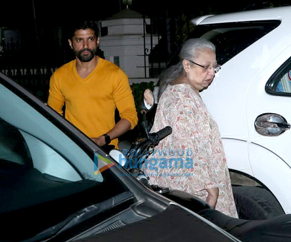 farhan akhtar snapped with mom spotted in bandra 1