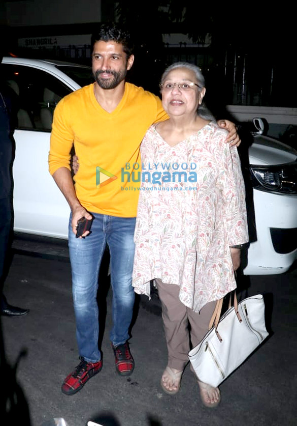 farhan akhtar snapped with mom spotted in bandra 3