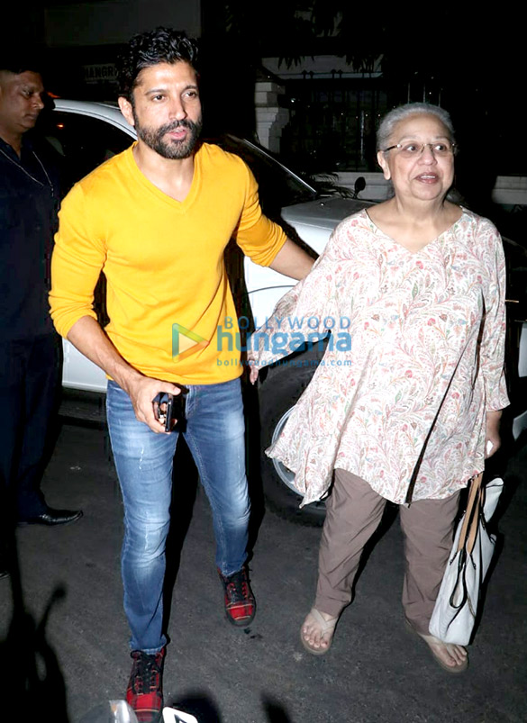 farhan akhtar snapped with mom spotted in bandra 4