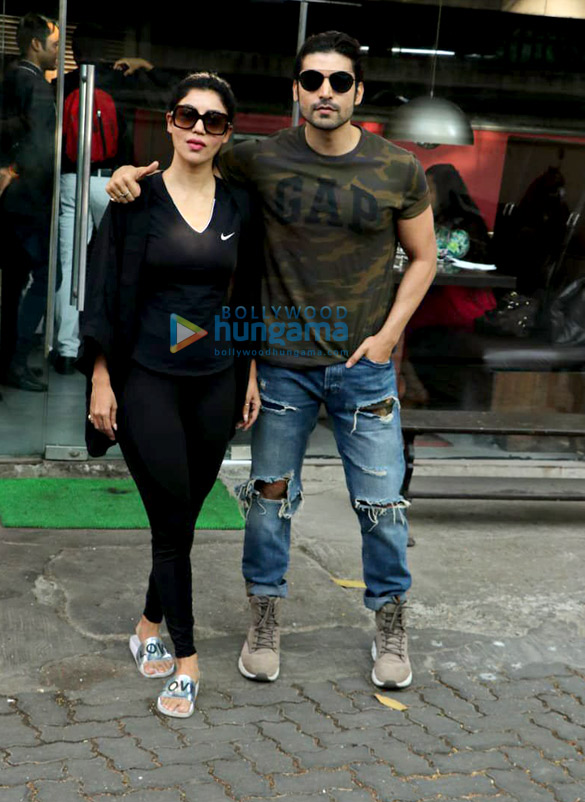gurmeet choudhary and his wife debina choudhary spotted at silver beach cafe in juhu 2