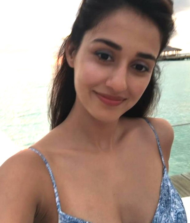 HOT & HAPPENING! Tiger Shroff aces the bellyflop on a vacation with Disha Patani (watch videos)