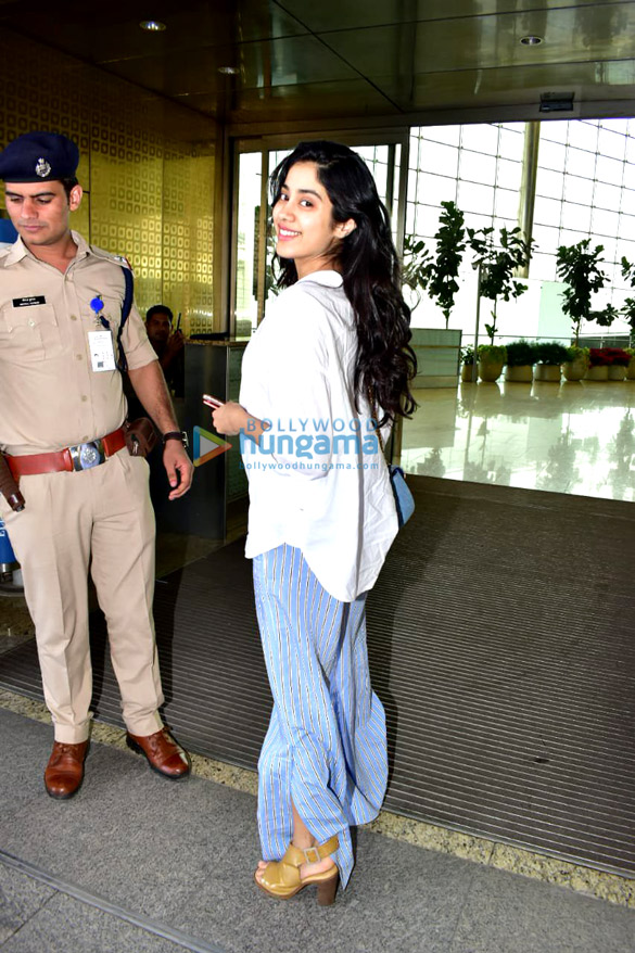 hrithik roshan ranveer singh deepika padukone and others snapped at the airport 12