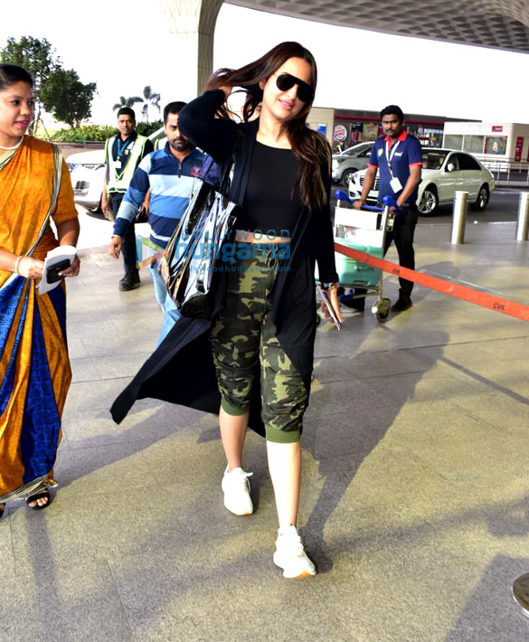 hrithik roshan ranveer singh deepika padukone and others snapped at the airport 13
