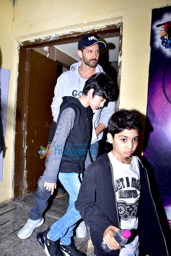 hrithik roshan spotted with his family at pvr juhu 1 2