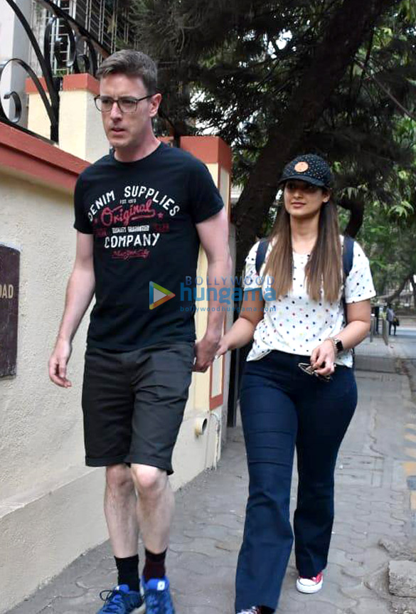 ileana dcruz snapped with andrew kneebone spotted in bandra 4