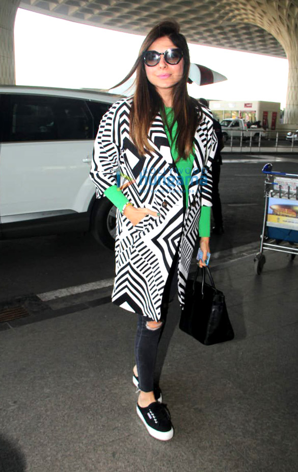 jacqueline fernandez kanika kapoor shabana azmi and others snapped at the airport 2