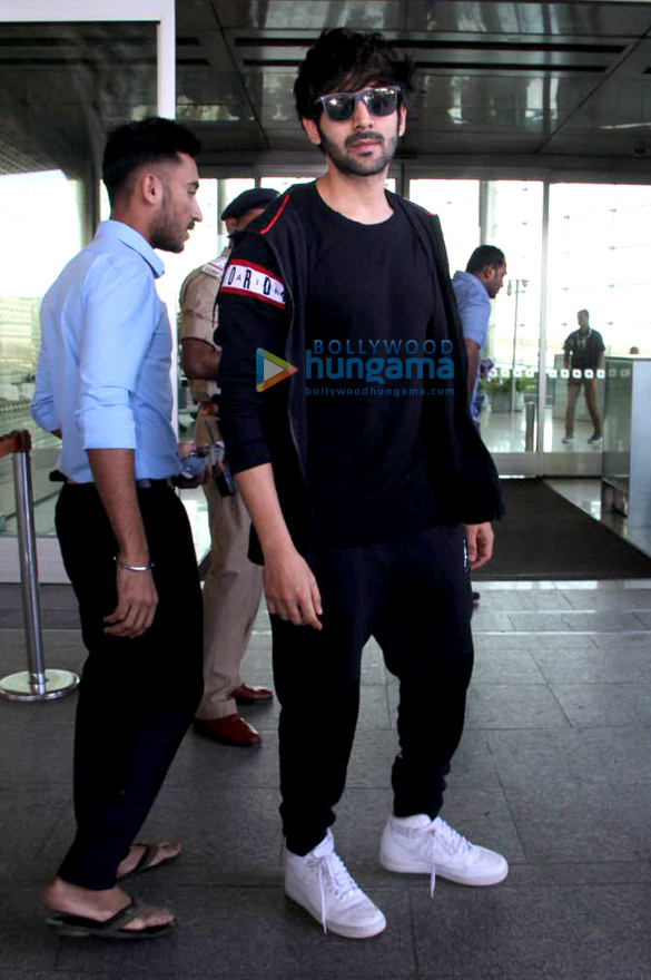 jacqueline fernandez kartik aaryan anupam kher and others snapped at the airport 5