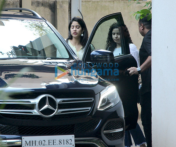 janhvi kapoor snapped at maddock films office 6