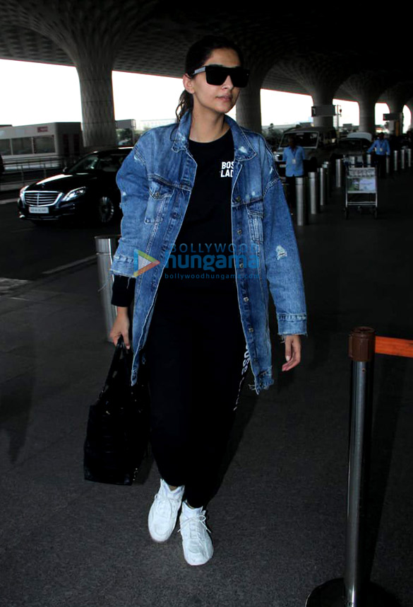 kareena kapoor khan sonam kapoor ahuja alia bhatt and others snapped at the airport 9