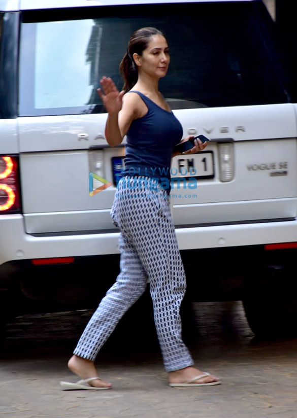 kim sharma spotted in andheri 4