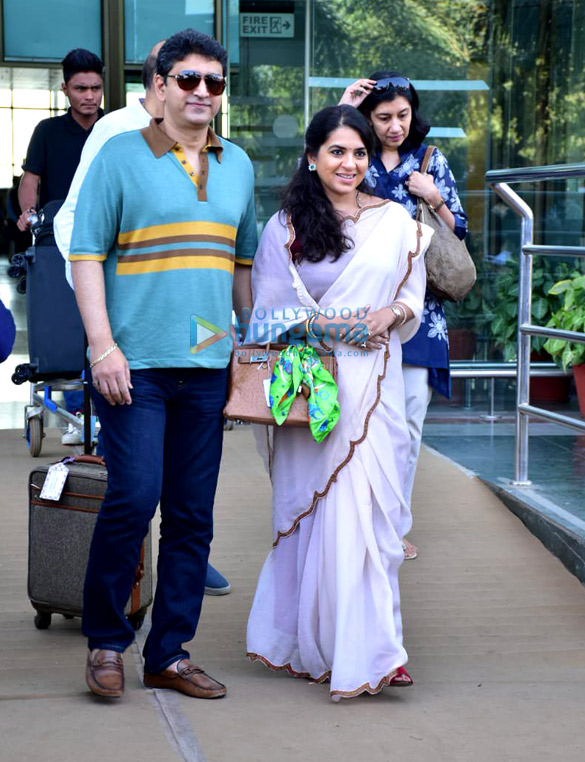 mouni roy govinda and others snapped at the airport 008 2