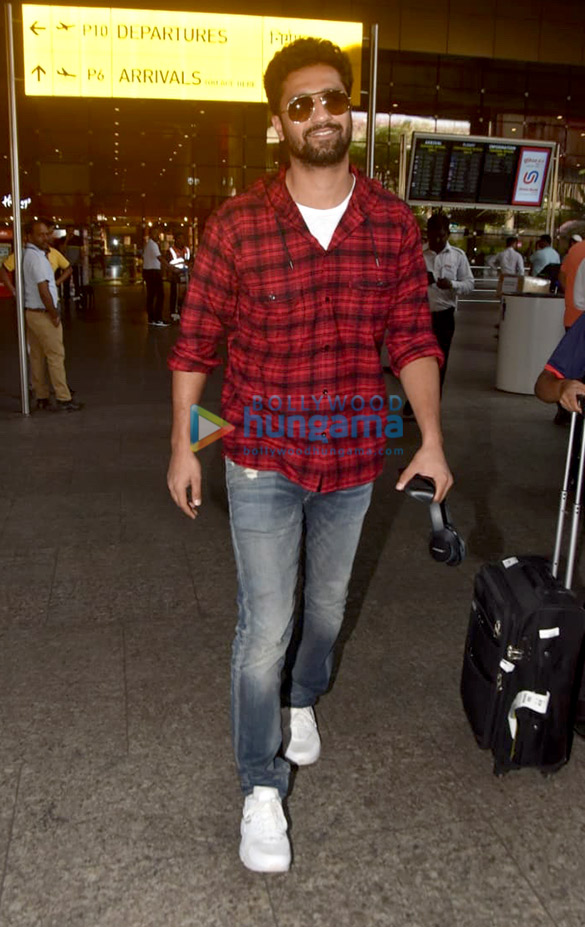 mouni roy govinda and others snapped at the airport 1