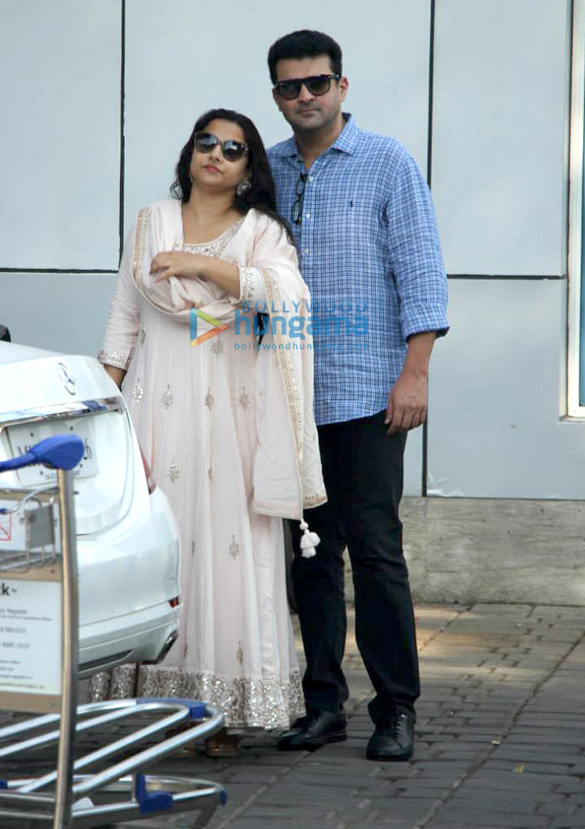 mouni roy govinda and others snapped at the airport3 3