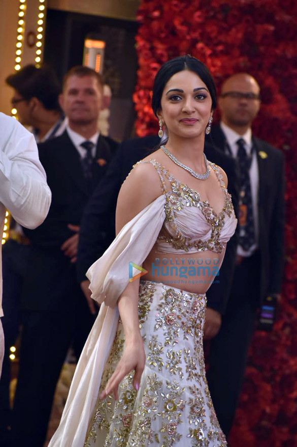 mukesh ambani and family at isha ambani anant piramals wedding 2