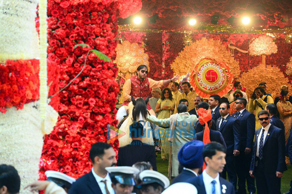 mukesh ambani and family at isha ambani anant piramals wedding 4