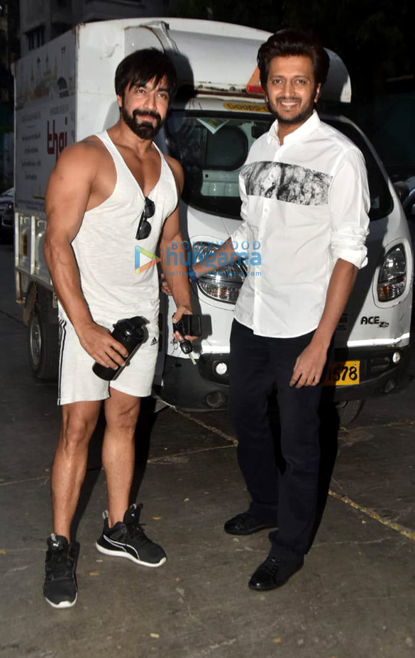 riteish deshmukh and ashish chowdhry spotted outside the gym in bandra 5