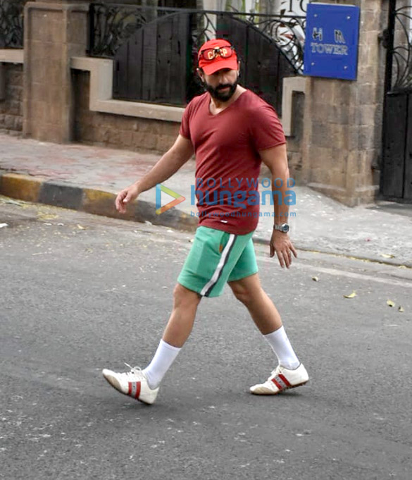 saif ali khan and taimur ali khan spotted in bandra 1 6
