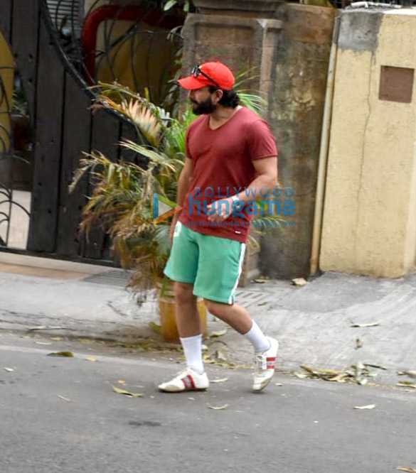 saif ali khan and taimur ali khan spotted in bandra 3 6