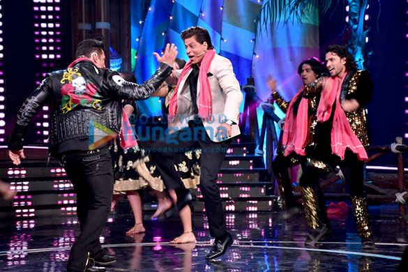 salman khan and shah rukh khan snapped on the set of bigg boss 12 4