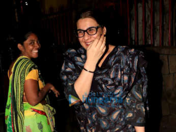 Sara Ali Khan with Amrita Singh spotted at Shani Mandir, Juhu