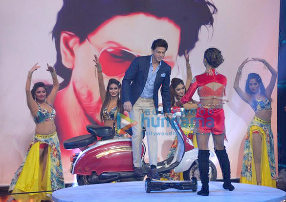 shah rukh khan katrina kaif and anushka sharma snapped on the sets of dance plus 4 to promote zero 7