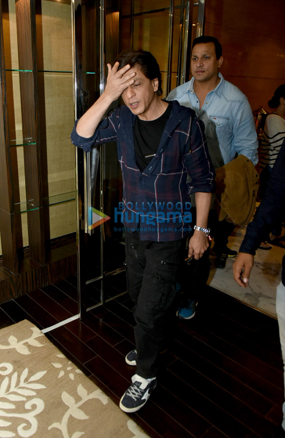 shah rukh khan and anushka sharma snapped during zero promotions in delhi1