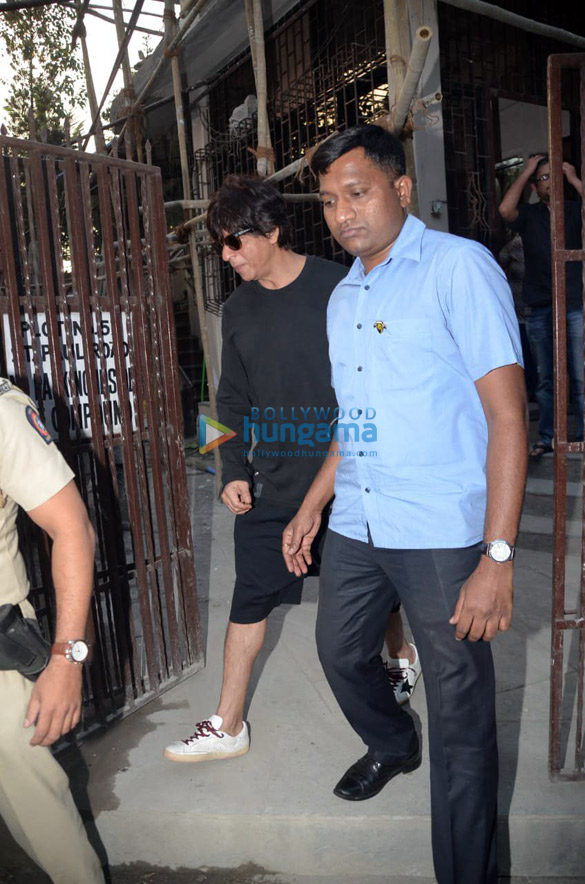 shah rukh khan spotted at a recording studio in bandra 2