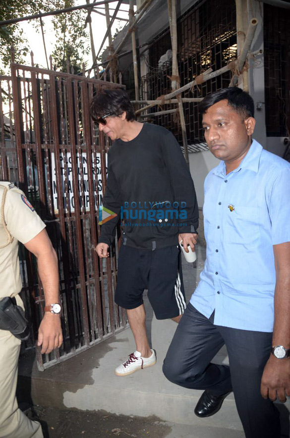 shah rukh khan spotted at a recording studio in bandra 3