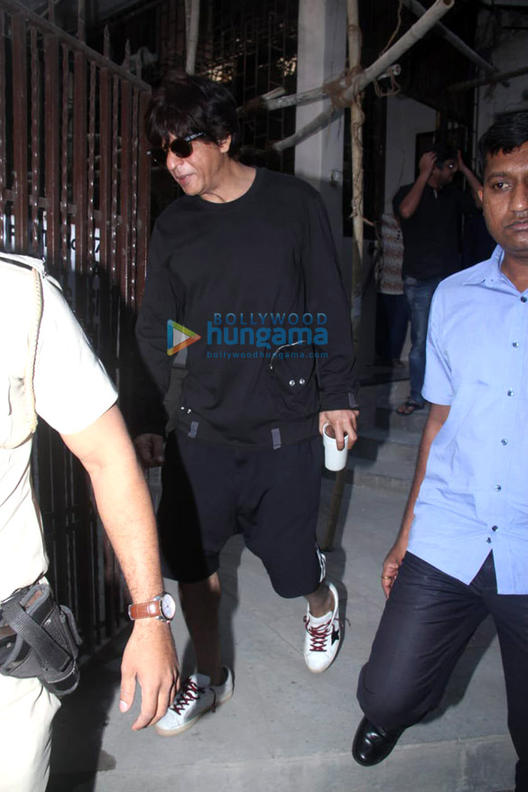 shah rukh khan spotted at a recording studio in bandra 5