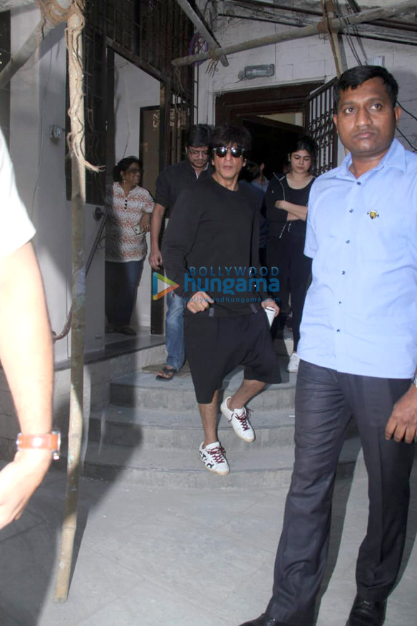 shah rukh khan spotted at a recording studio in bandra 6