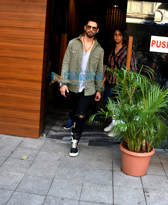 shahid kapoor snapped after a photoshoot in bandra 6