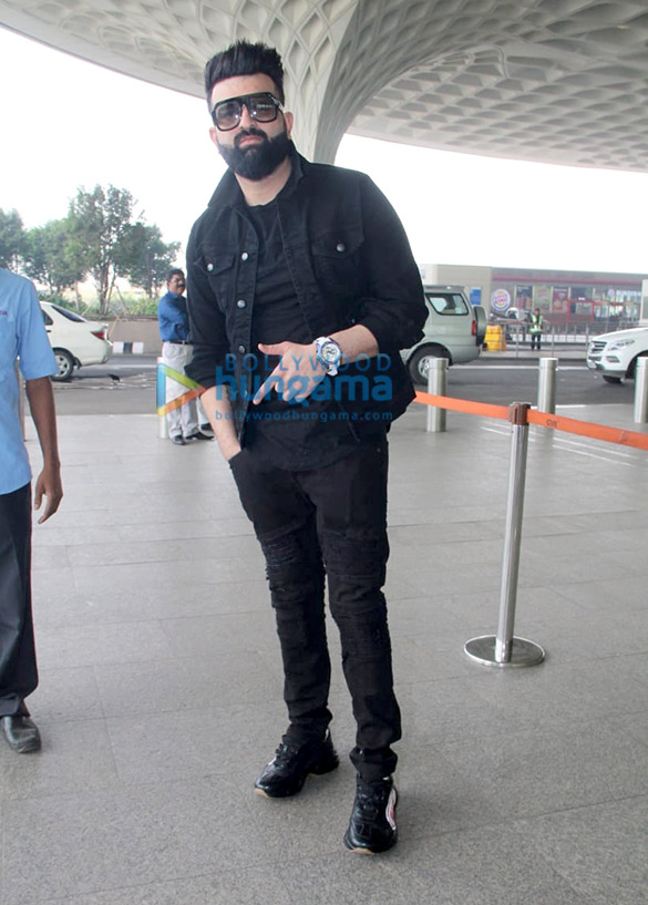 sonali bendre goldie behl and sophie choudry snapped at the airport1