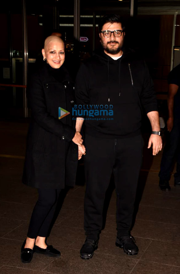 sonali bendre and goldie behl snapped at the airport 4