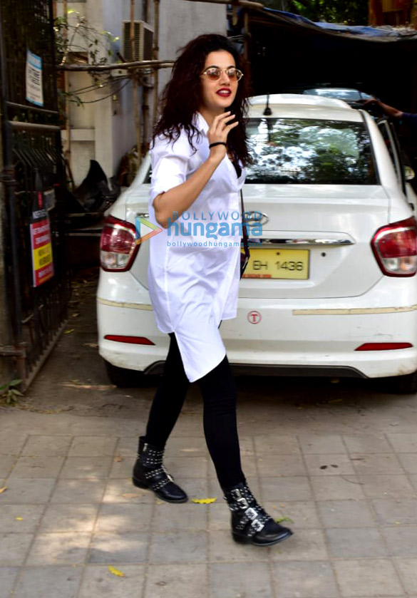 taapsee pannu spotted at kromakay salon in juhu 4