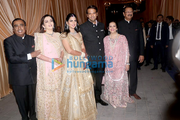 the ambani family arrives at isha ambani anand piramal wedding reception at reliance jio garden 3