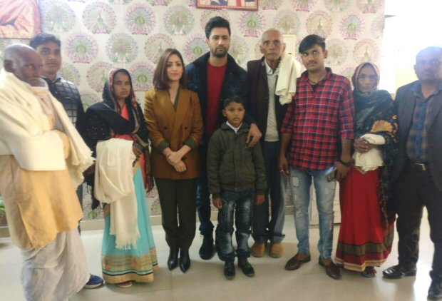 Vicky Kaushal and Yami Gautam meet the families of URI martyrs in Lucknow Vicky Kaushal and Yami Gautam meet the families of URI martyrs in Lucknow