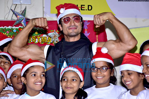vidyut jammwal celebrates christmas with kids at smile foundation at mahakali andheri 3