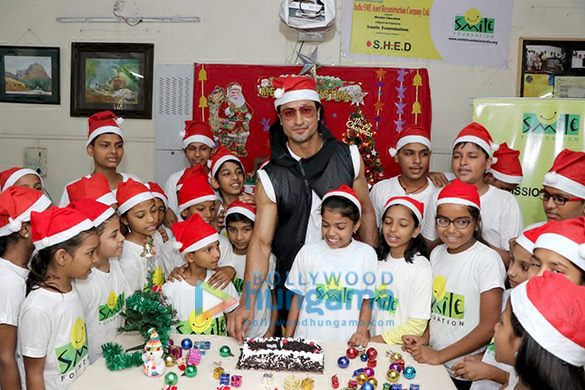 Vidyut Jammwal celebrates Christmas with kids at Smile Foundation at Mahakali, Andheri