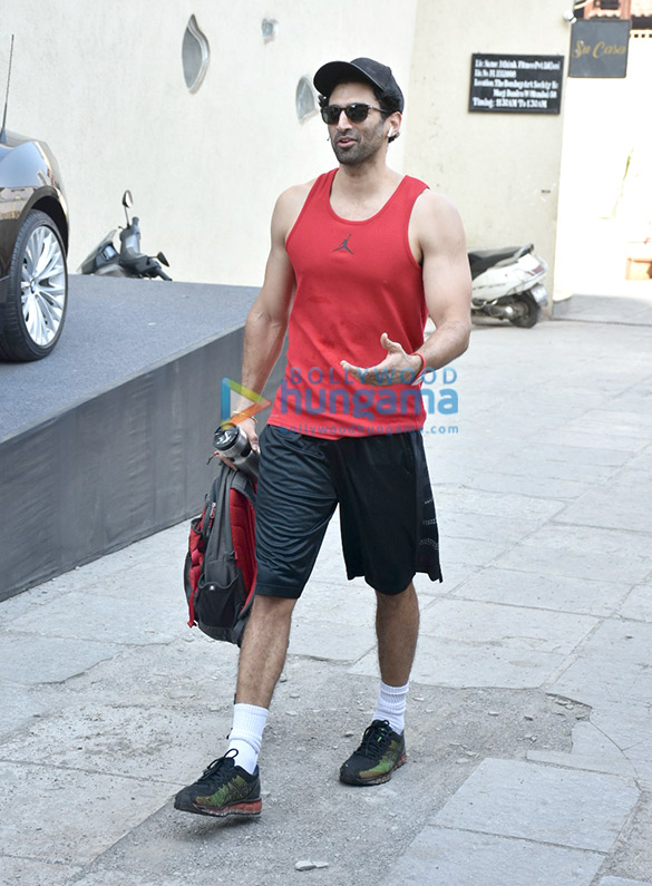 aditya roy kapur spotted at the gym in bandra 2