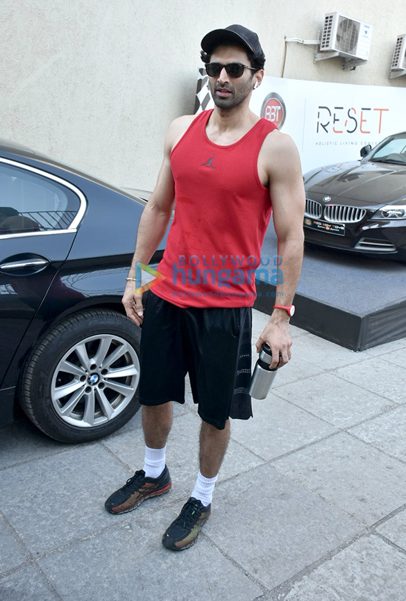 aditya roy kapur spotted at the gym in bandra 4