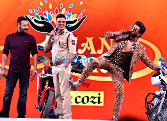 akshay kumar ajay devgn ranveer singh ranbir kapoor and others grace umang 2019 1