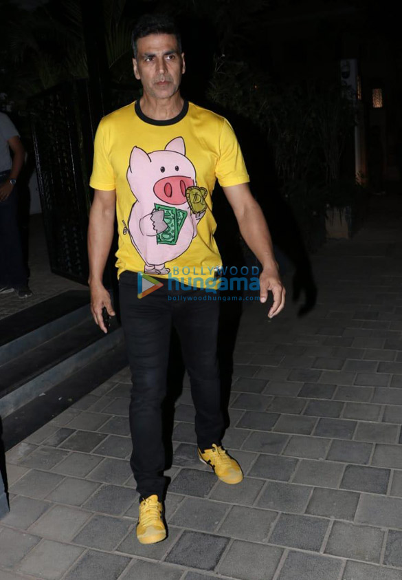 Akshay Kumar and Twinkle Khanna snapped at Soho House, Juhu Akshay Kumar and Twinkle Khanna snapped at Soho House, Juhu