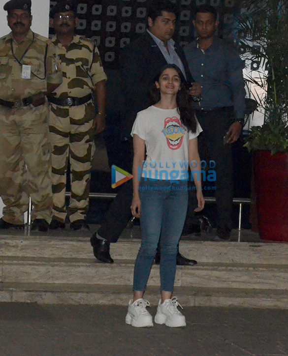 alia bhatt snapped at the airport 6 5