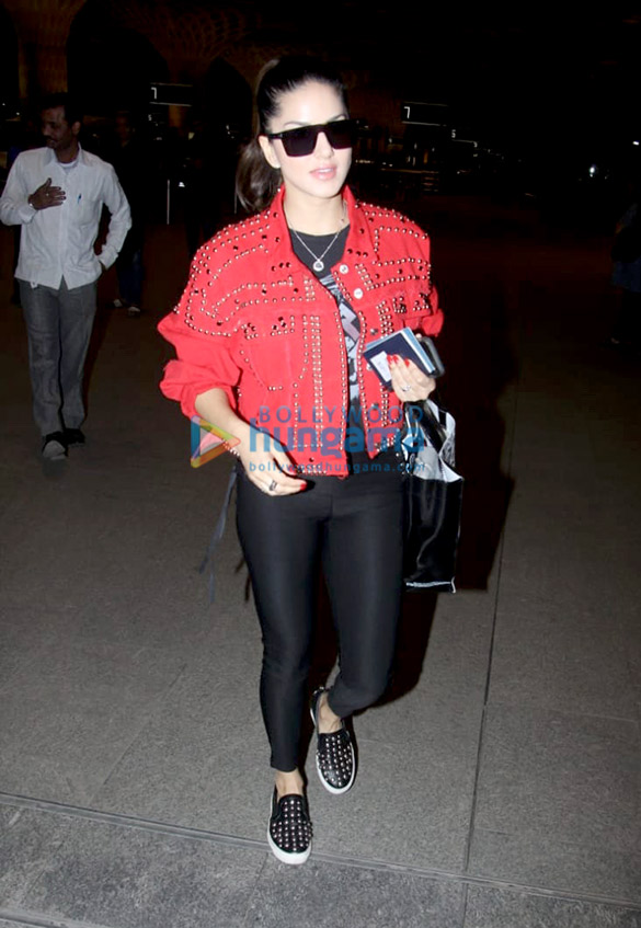 deepika padukone sunny leone and others snapped at the airport 2