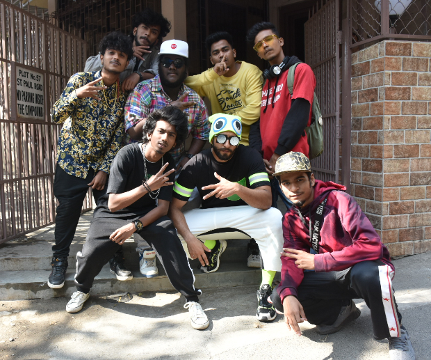 After song release, Ranveer Singh breaks into 'Mere Gully Mein’ with fellow rappers on the streets of Mumbai